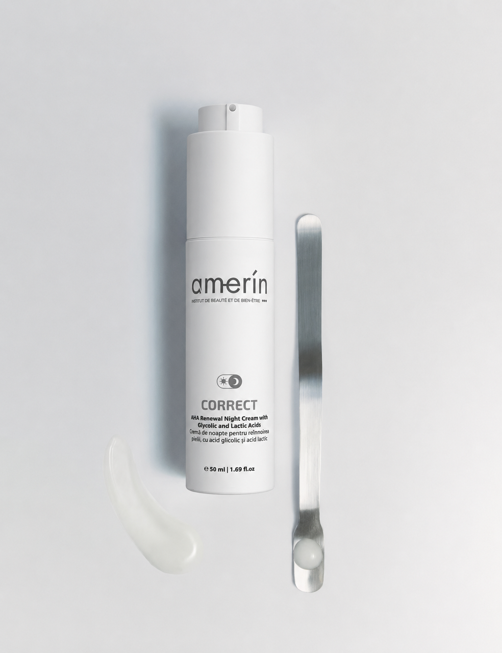 amerin CORRECT hauterneuernde AHA-Nachtcreme mit Glykol- und Milchsäure, 50-ml-Airless-Flasche neben einem Metallspatel und einer Probe weißer Creme vor hellgrauem Hintergrund
