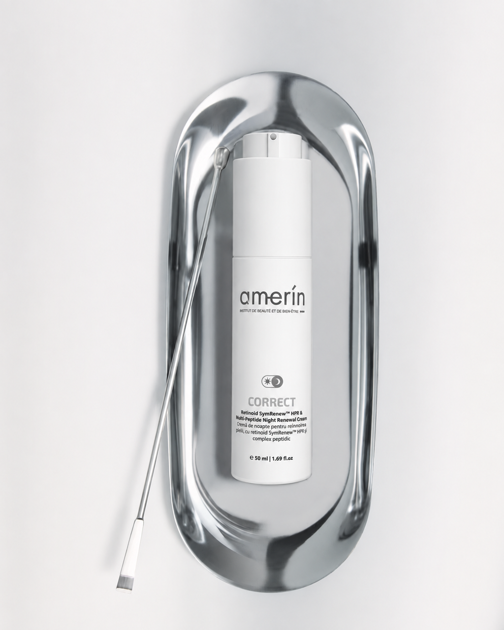 Crème de nuit amerin CORRECT au rétinoïde SymRenew® HPR et aux peptides SYN-TC®, flacon airless blanc de 50 ml dans un cadre métallique argenté poli, sur fond gris clair