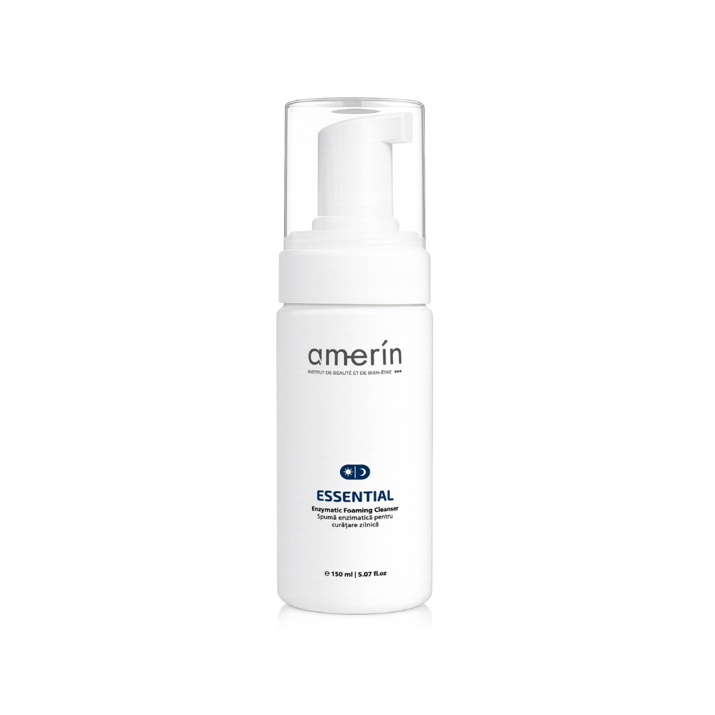 Un flacon blanc amerin ESSENTIAL | Mousse nettoyante enzymatique, avec capuchon transparent et pompe blanche, sur fond blanc uni.