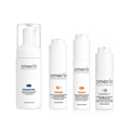Vier weiße Amerin Hautpflegeflaschen aus der Advanced Treatment Linie, darunter Essential Reinigungsschaum, Prime Serum, Prime Creme und Correct Nachtcreme für die Augenpartie, auf weißem Hintergrund angeordnet.
